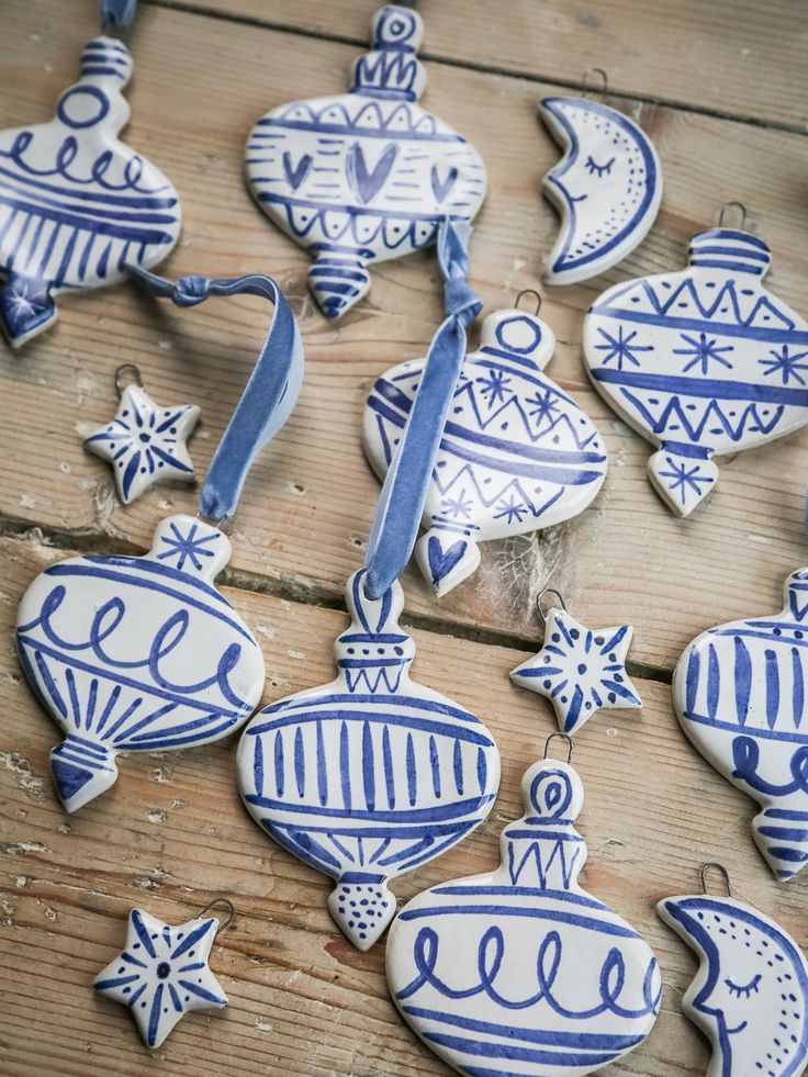 Bolas de Navidad de cerámica con dibujos azules y cintas